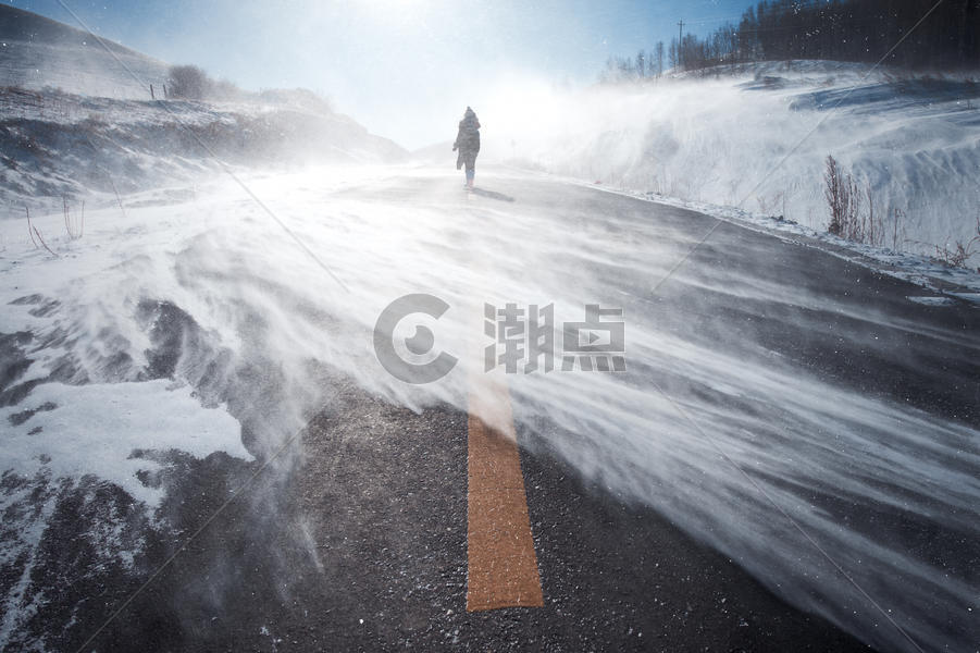 行走在风雪中的人图片素材免费下载
