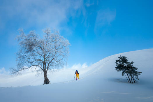 行走在风雪中的人图片素材免费下载