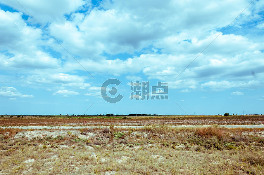 新疆戈壁蓝天白云图片素材免费下载