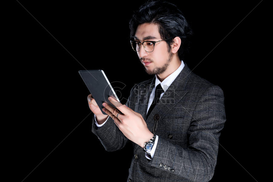商务男性大叔形象是用平板电脑动作图片素材免费下载