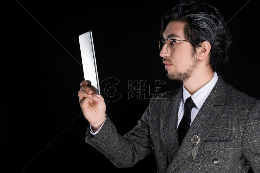商务男性大叔形象是用平板电脑动作图片素材免费下载