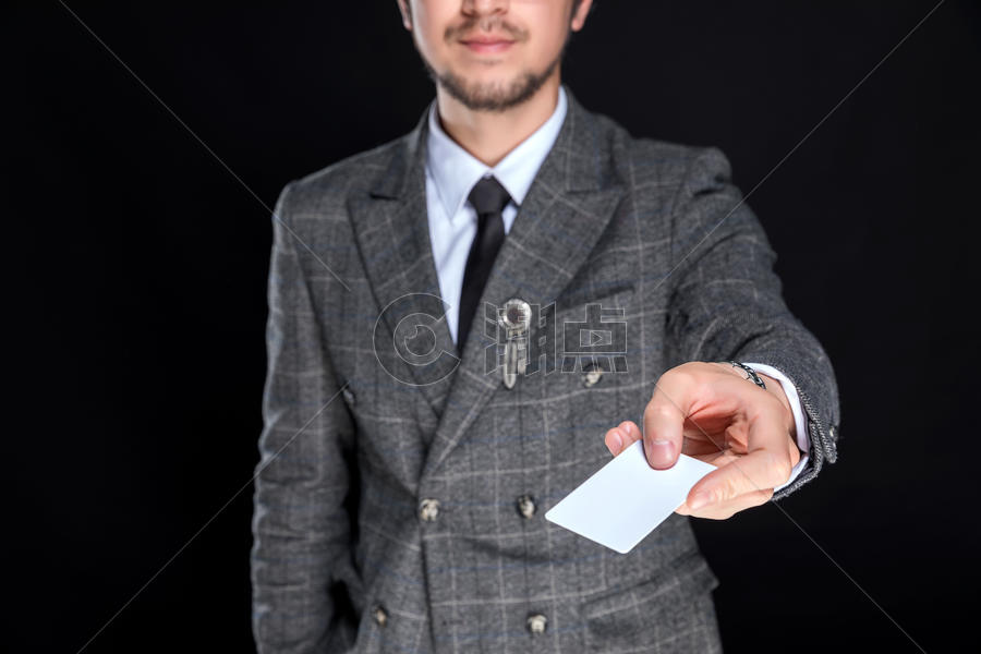 商务男性大叔形象手持卡片动作图片素材免费下载