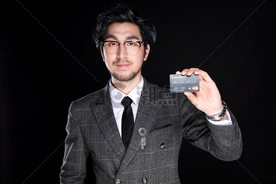 商务男性大叔形象手持信用卡动作图片素材免费下载