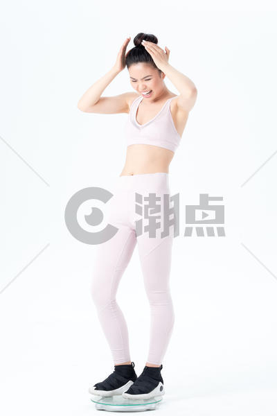 运动健身美女量体重图片素材免费下载