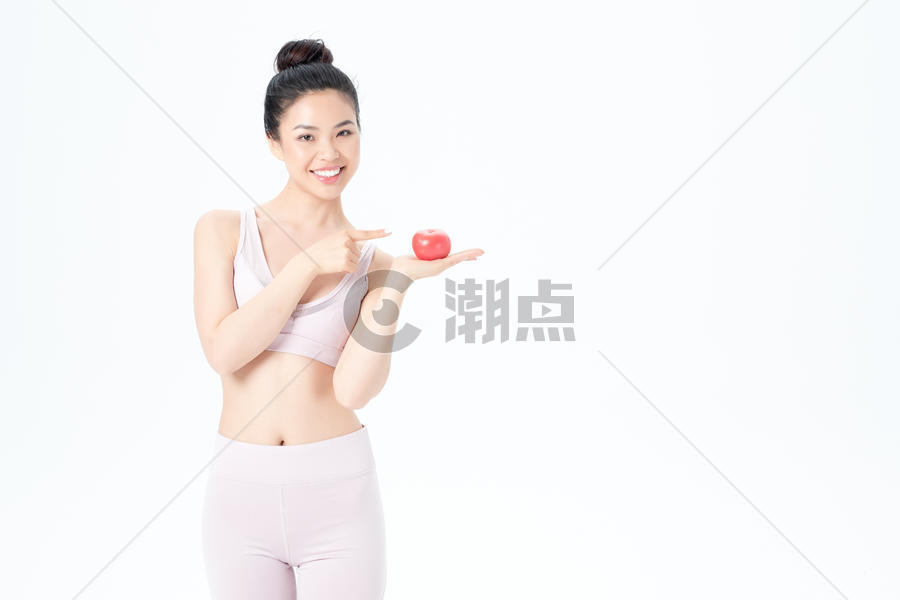 运动健身美女手持西红柿图片素材免费下载