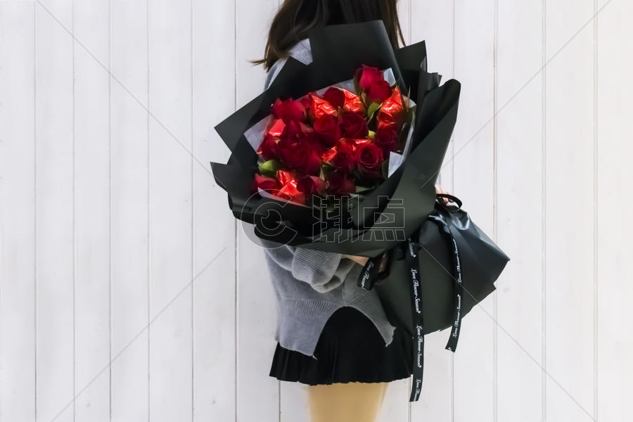 抱玫瑰花束的女孩图片素材免费下载