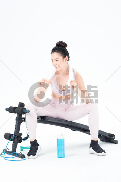 坐在仰卧板上休息的健身女性图片素材免费下载