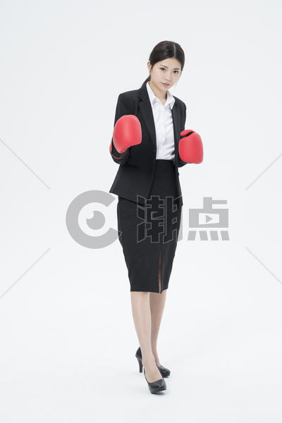 戴着拳击手套的职业女性图片素材免费下载