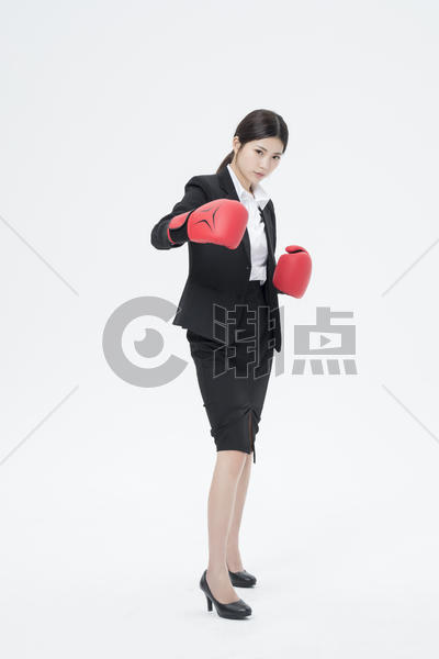 戴着拳击手套的职业女性图片素材免费下载