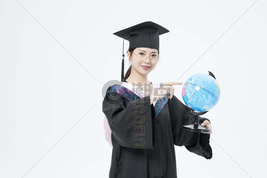 拿着地球仪的毕业女大学生图片素材免费下载