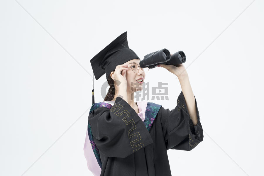 拿着望远镜的毕业女大学生图片素材免费下载