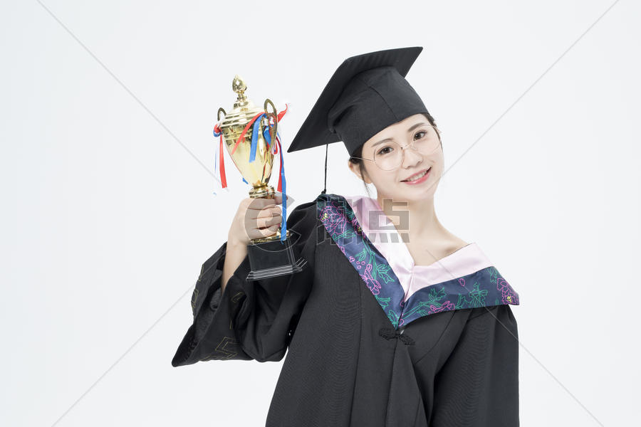 拿着奖杯的毕业女大学生图片素材免费下载