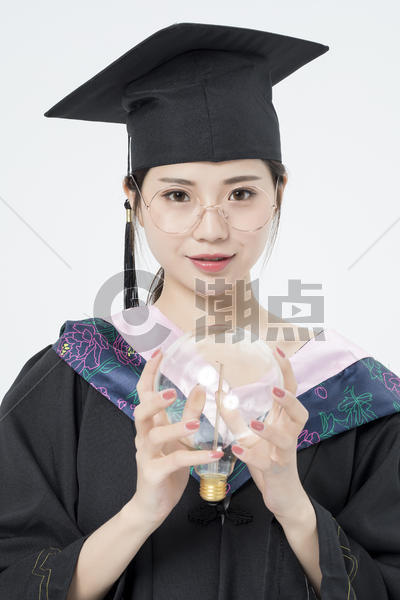 拿着灯泡的毕业女大学生图片素材免费下载