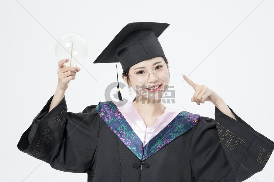 拿着灯泡的毕业女大学生图片素材免费下载