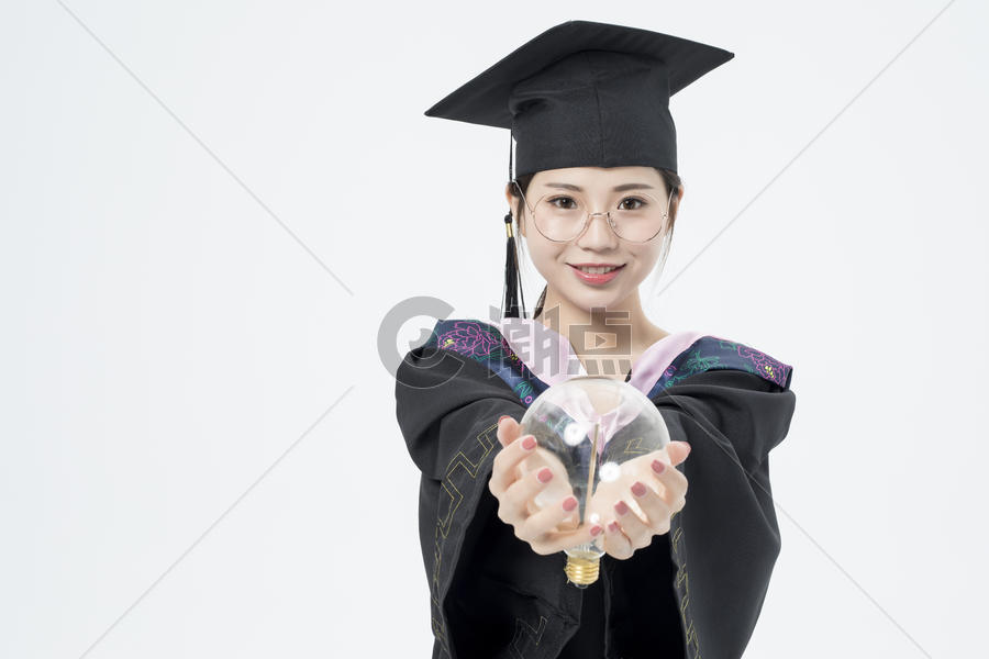 拿着灯泡的毕业女大学生图片素材免费下载