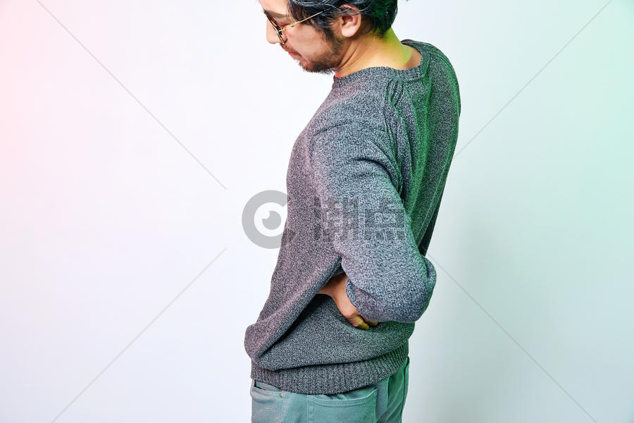 休闲男性色彩创意腰部疼痛图片素材免费下载