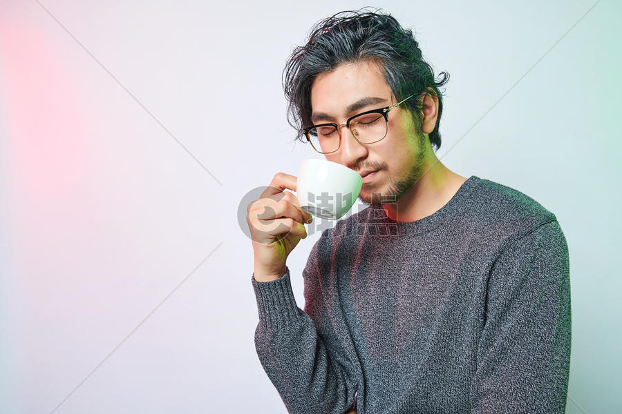 休闲男性色彩创意喝咖啡图片素材免费下载
