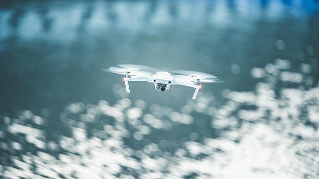 水面上的无人机图片素材免费下载
