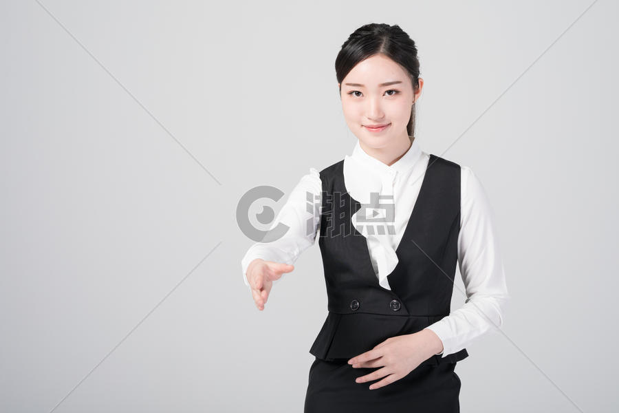 职业女性微笑欢迎手势图片素材免费下载