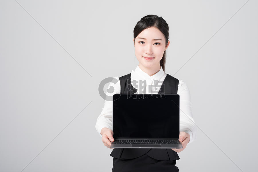 手拿笔记本电脑的职场女性图片素材免费下载