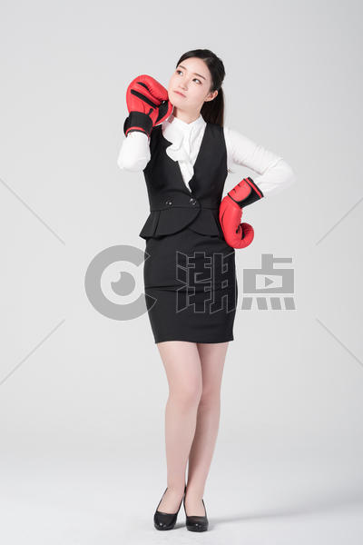 戴着拳击手套的职场女性图片素材免费下载