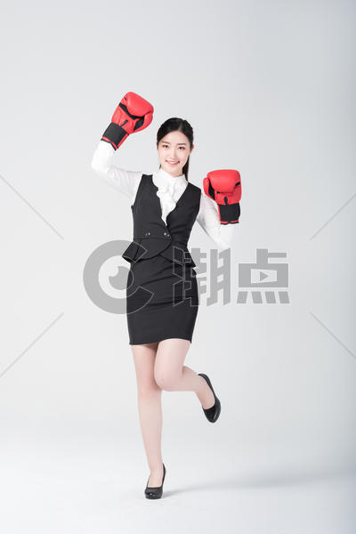 戴着拳击手套的职场女性图片素材免费下载