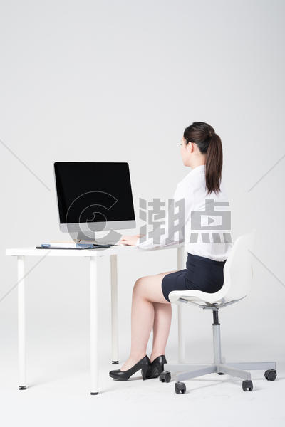 坐在办公桌前的职业女性图片素材免费下载