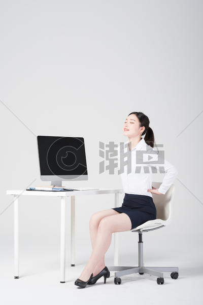 坐在办公桌前的职业女性图片素材免费下载