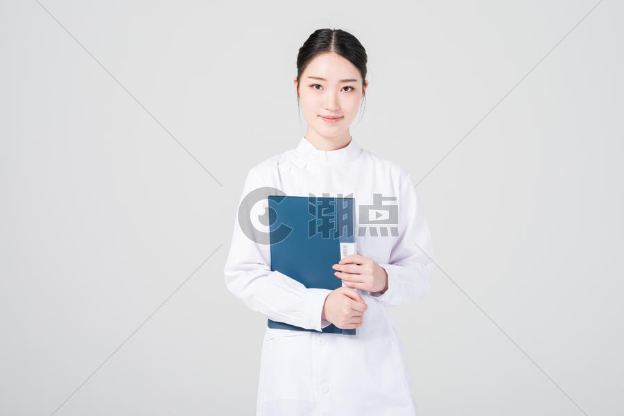 手拿文件夹微笑的女护士图片素材免费下载