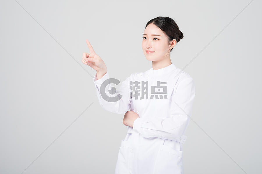 手指点向前方的女护士形象图片素材免费下载