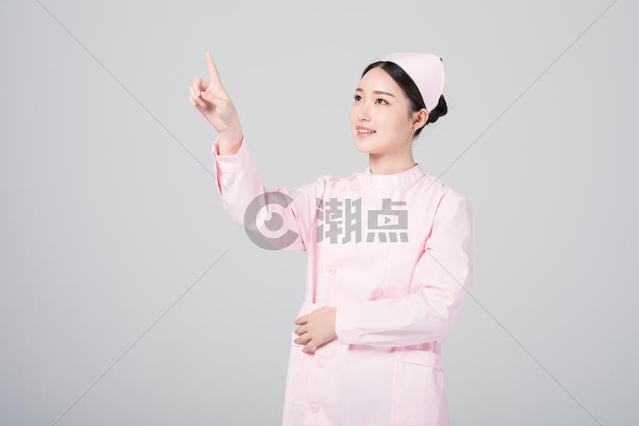 手指点向前方的女护士形象图片素材免费下载