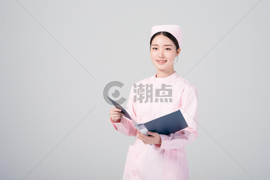 手拿文件夹微笑的女护士图片素材免费下载