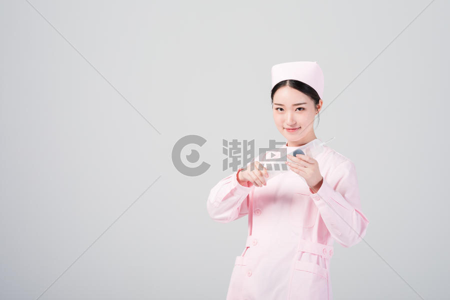 医护人员护士拿着针筒注射器图片素材免费下载