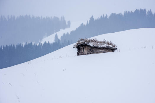 新疆天山冬季木屋图片素材免费下载