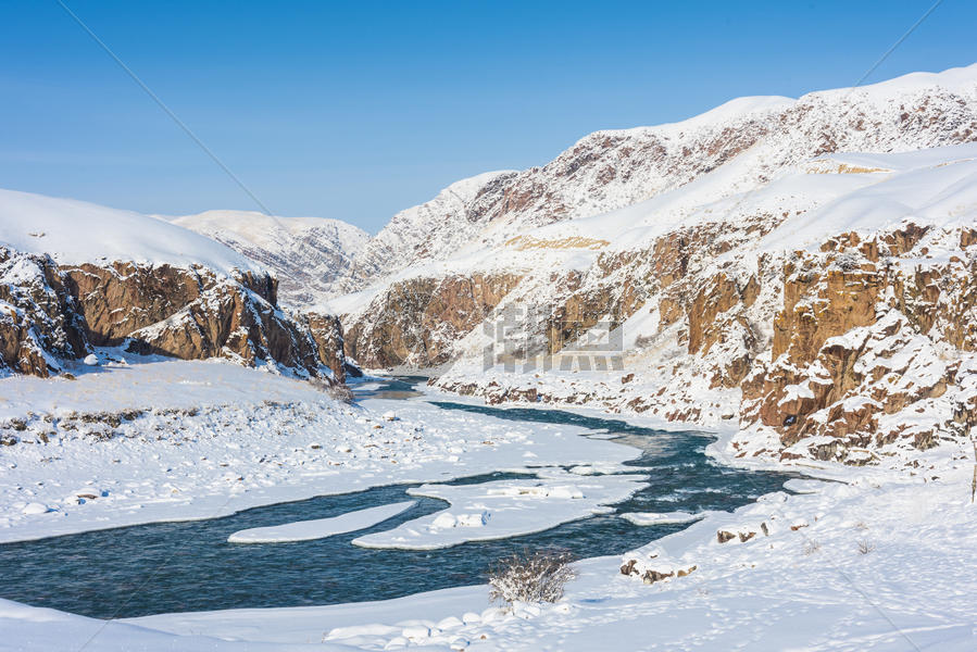 新疆天山河谷冬季雪景图片素材免费下载