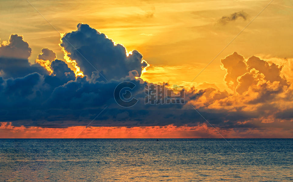 海上日出时分的云彩图片素材免费下载