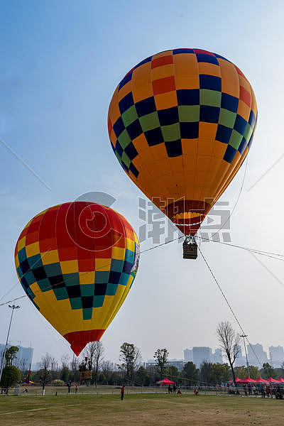 升空的热气球图片素材免费下载