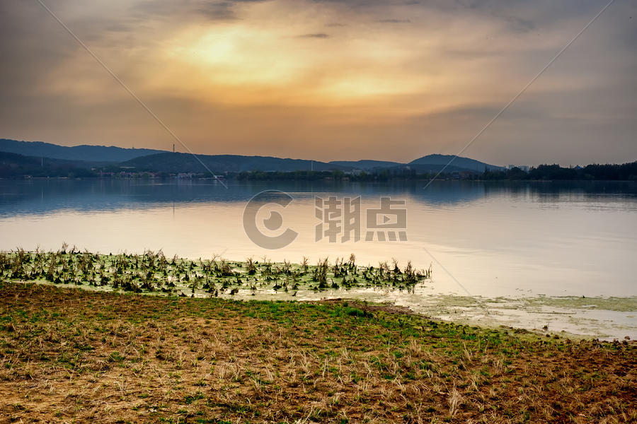夕阳下美丽的东湖图片素材免费下载