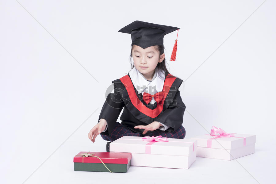 拿着礼物盒的毕业小女孩图片素材免费下载
