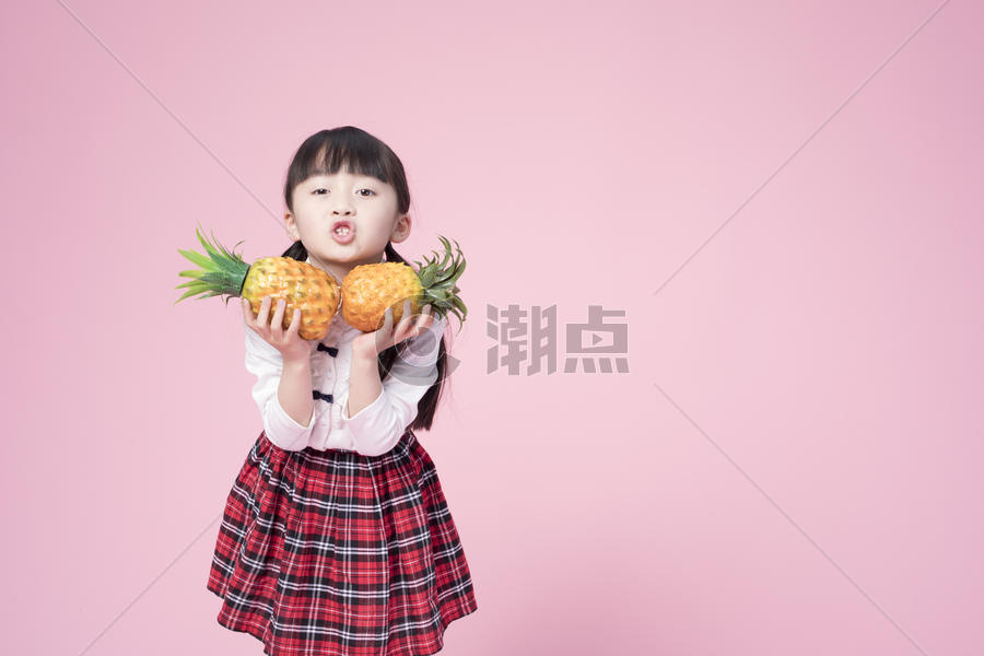 拿着菠萝的小女孩图片素材免费下载