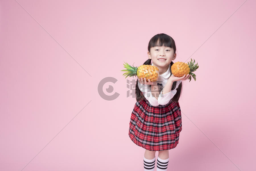 拿着菠萝的小女孩图片素材免费下载