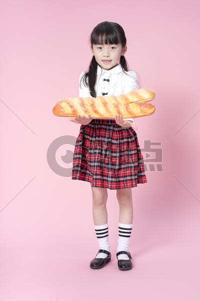 拿着面包的小女孩图片素材免费下载