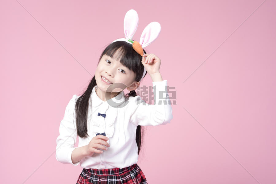 戴着兔子头饰的小女孩图片素材免费下载