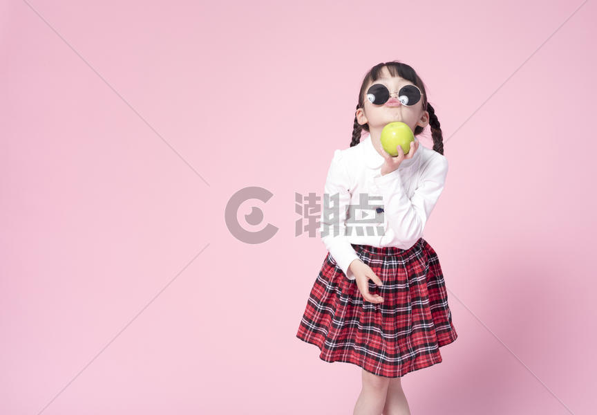 儿童节小女孩拿着苹果图片素材免费下载