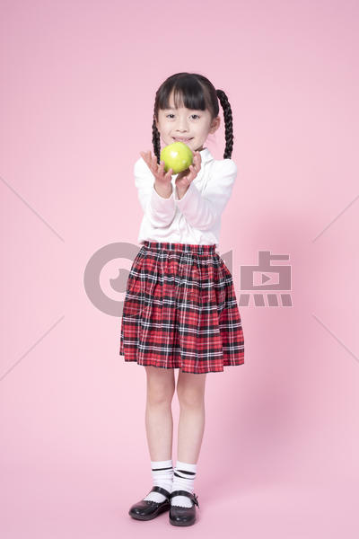 拿着苹果的小女孩图片素材免费下载