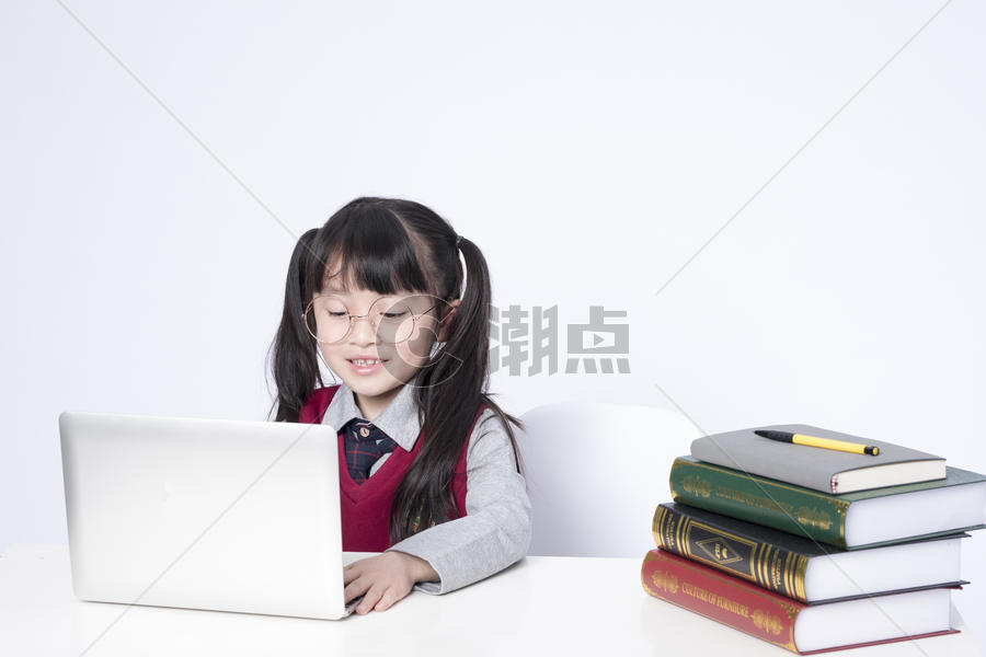 用笔记本电脑学习的小女孩图片素材免费下载