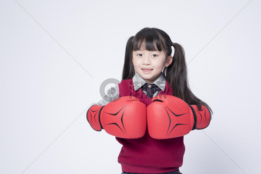 戴着拳击手套的小女孩图片素材免费下载