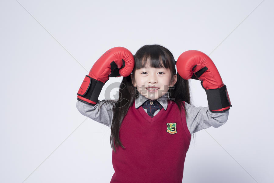 戴着拳击手套的小女孩图片素材免费下载