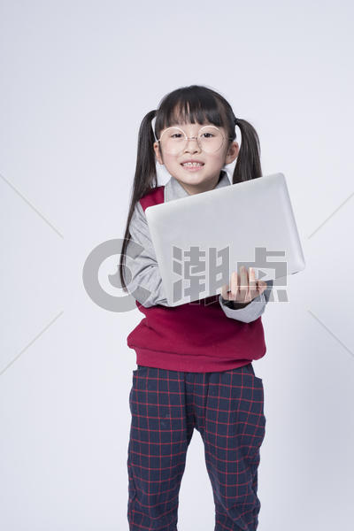 拿着笔记本电脑的小女孩图片素材免费下载