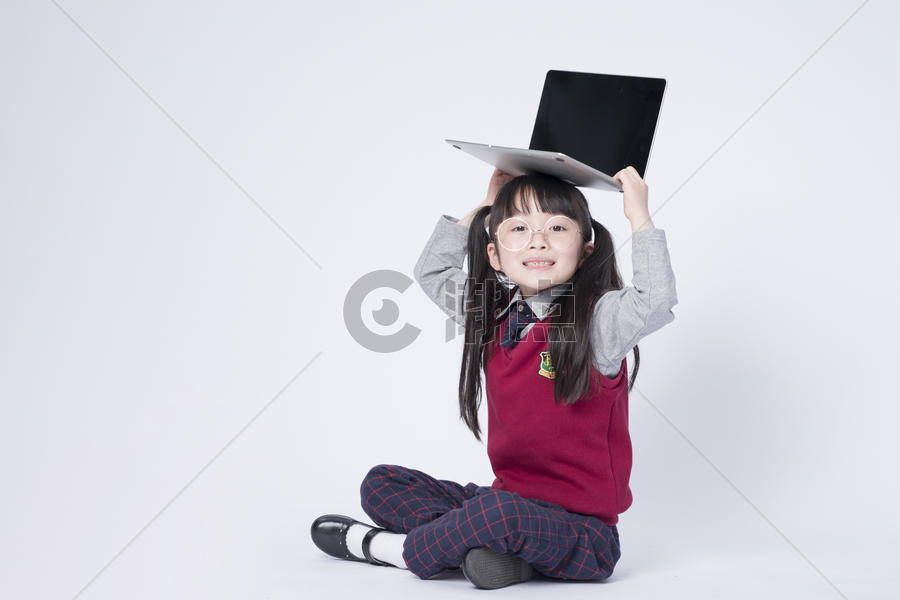 拿着笔记本电脑的小女孩图片素材免费下载